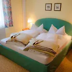 فندق مبيت وإفطار Gaestehaus Ria Pörtschach am Wörthersee