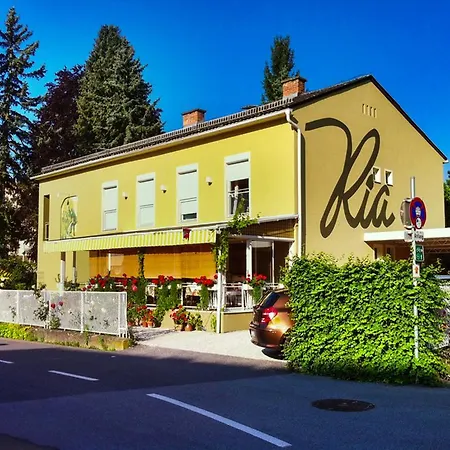Gaestehaus Ria فندق مبيت وإفطار 3*